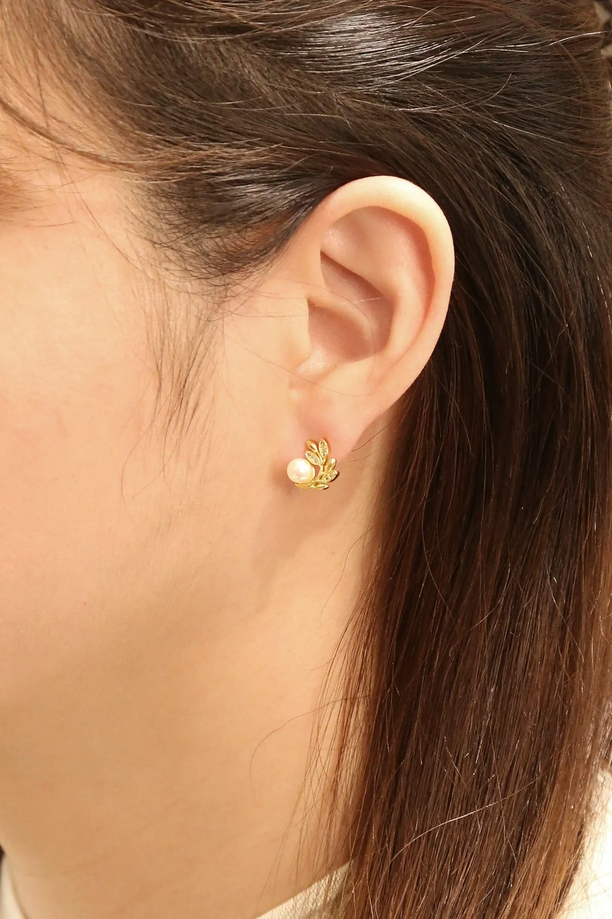 DJE311266 14K Dipped Leaf Pearl CZ Post Earrings