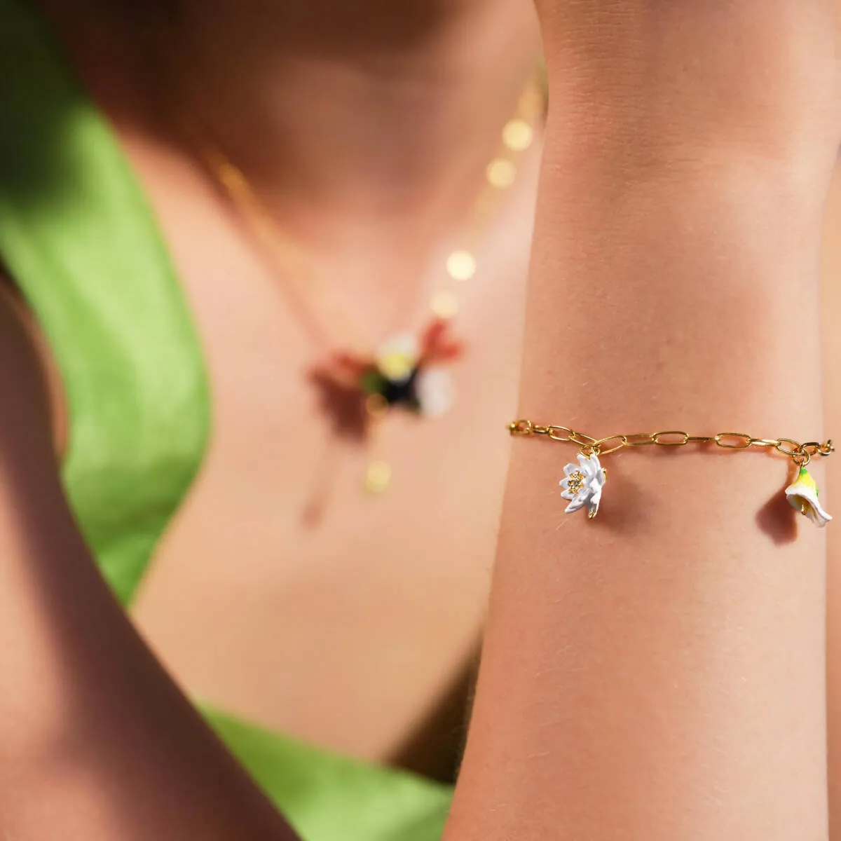 GOLD-PLATED LINKS AND FLOWER PENDANT BRACELET