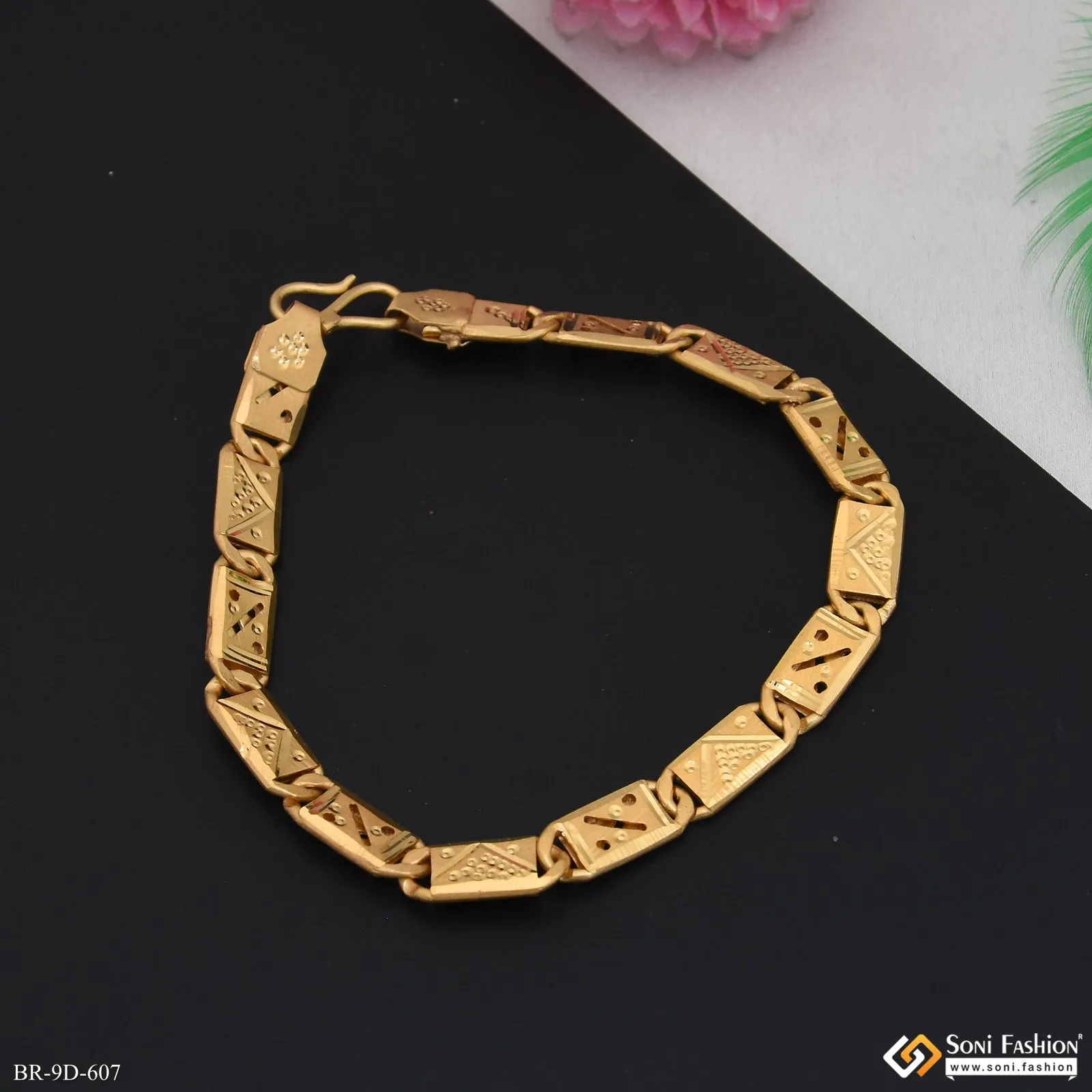 Popular Design Gold Plated Nawabi Bracelet for Men - Style D607