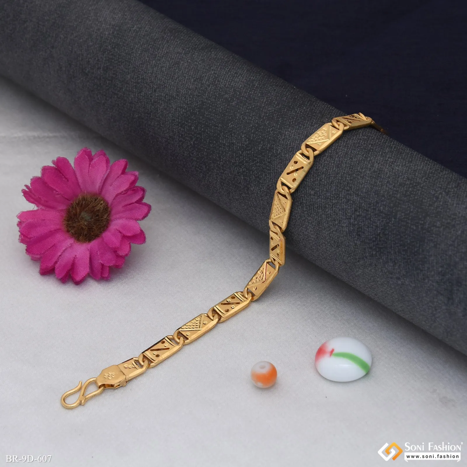 Popular Design Gold Plated Nawabi Bracelet for Men - Style D607