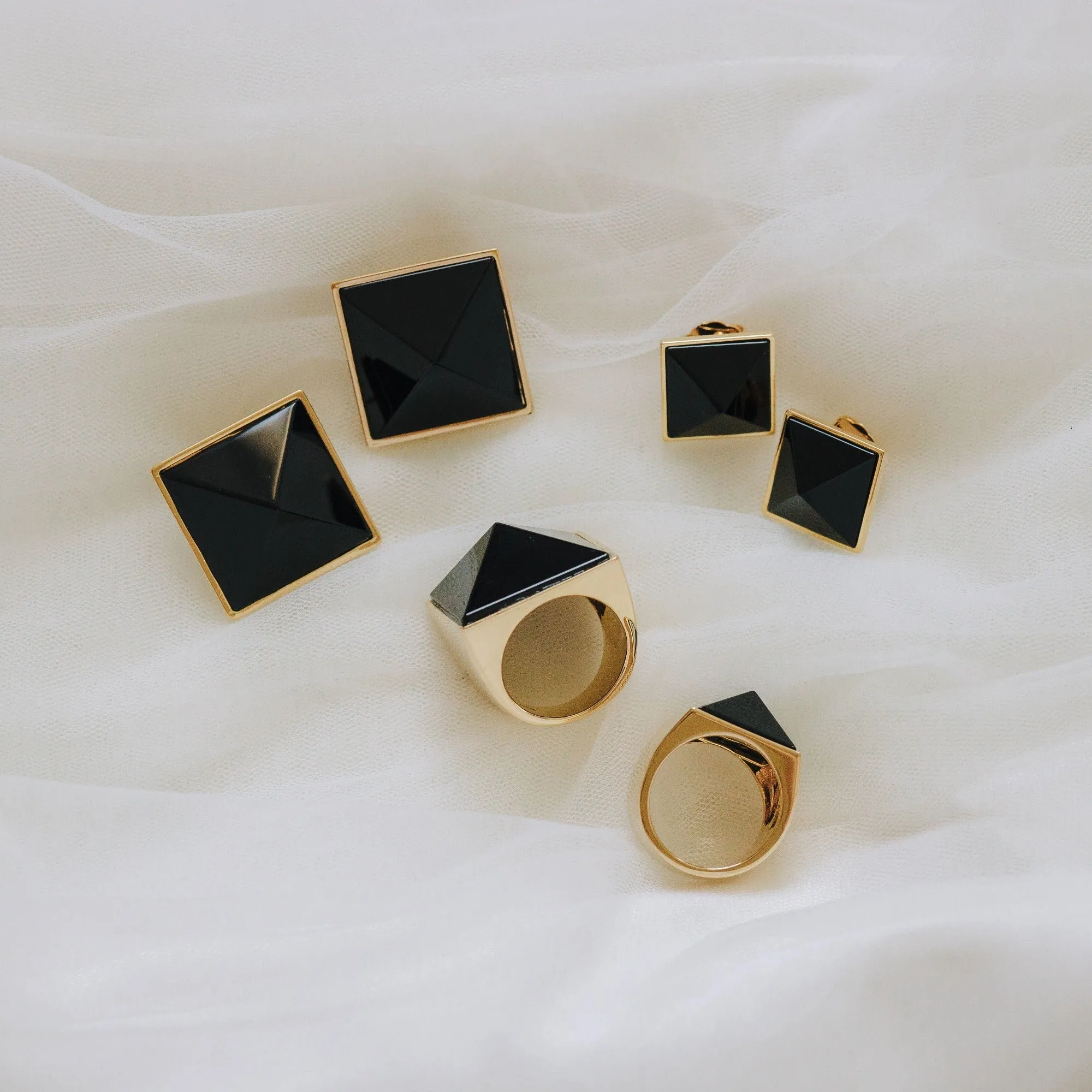 Pyramid Studs - Onyx Medium